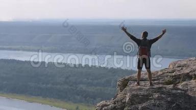 人<strong>站在山顶</strong>，举起双手，俄罗斯。 自由的概念